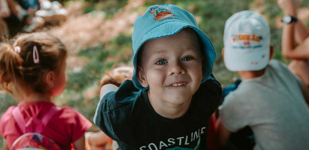 enfants joyeux pendant un camp chrétien