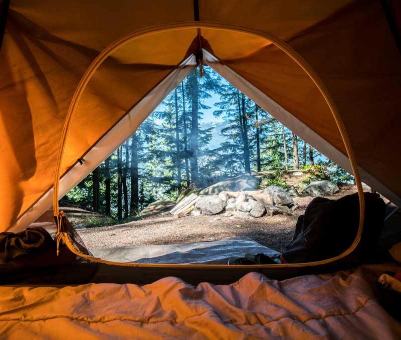 camp petit garçon joyeux dans un camp chrétien