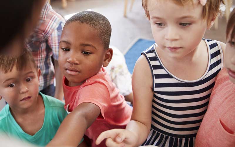 enfance petits enfants attentifs pendant une animation chrétienne évangélique baptiste