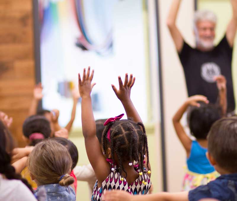 enfants petit garçon joyeux dans un camp chrétien