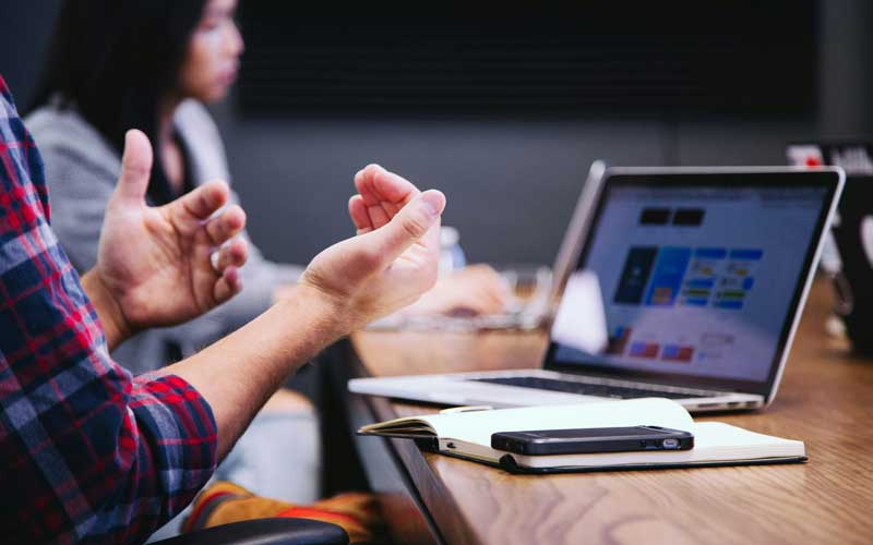 collègues autour d'une table, devant des ordinateurs, en train de travailler pour la Feebf