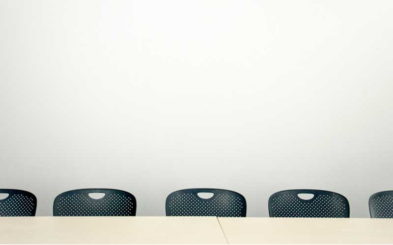 chaises alignées et vides en prévision du conseil national de la Feebf
