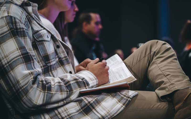 jeune homme, bible sur les genoux, en train de suivre une formation théologique délivrée par la Feebf
