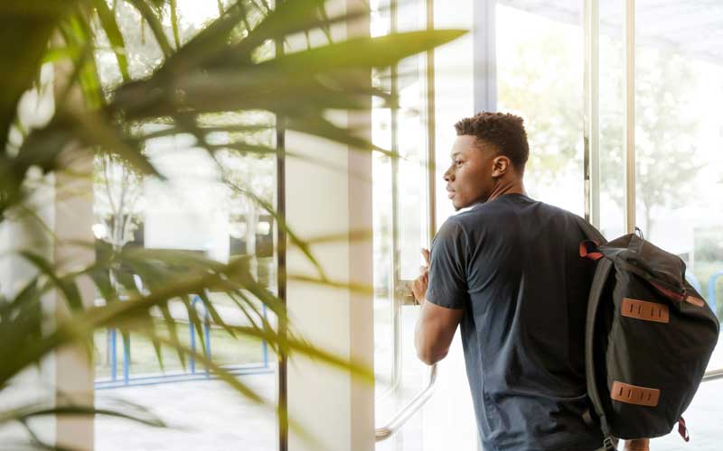 jeune homme portant un sac à dos, motivé pour se préparer au ministère et accompagné par la Feebf