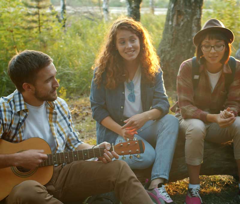 enfants joyeux pendant un camp chrétien