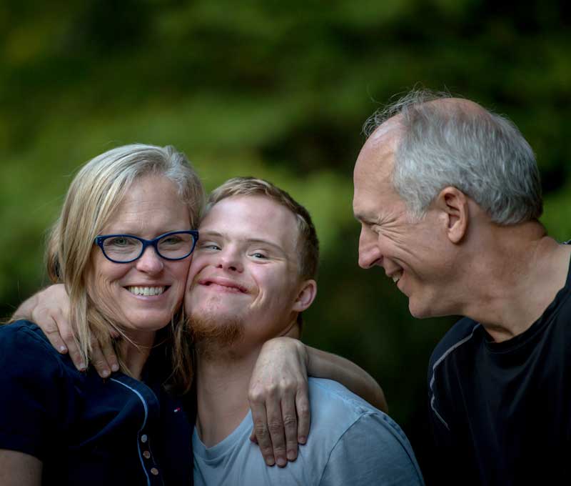 enfants joyeux pendant un camp chrétien