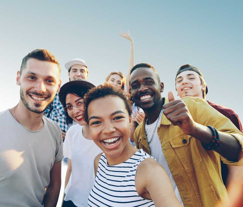 jeunes2 petit garçon joyeux dans un camp chrétien